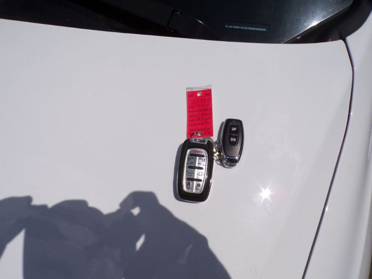 White Chrysler Voyager image number 1