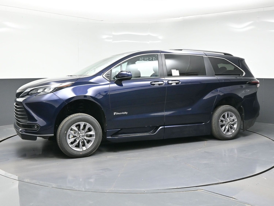 New 2026 Toyota Sienna Hybrid XLE Base - BraunAbility Side Entry Entry Fold Out Automatic Ramp