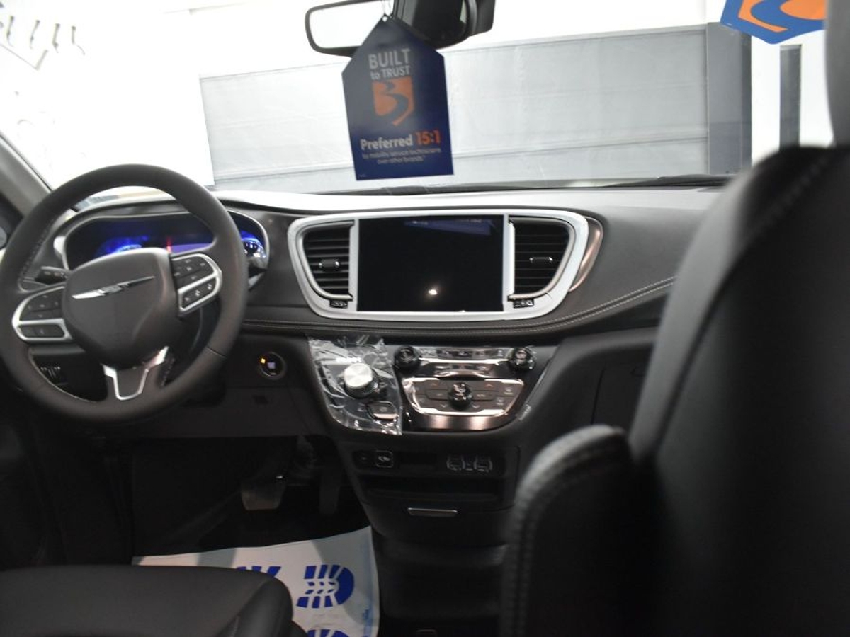 Black Chrysler Pacifica image number 12