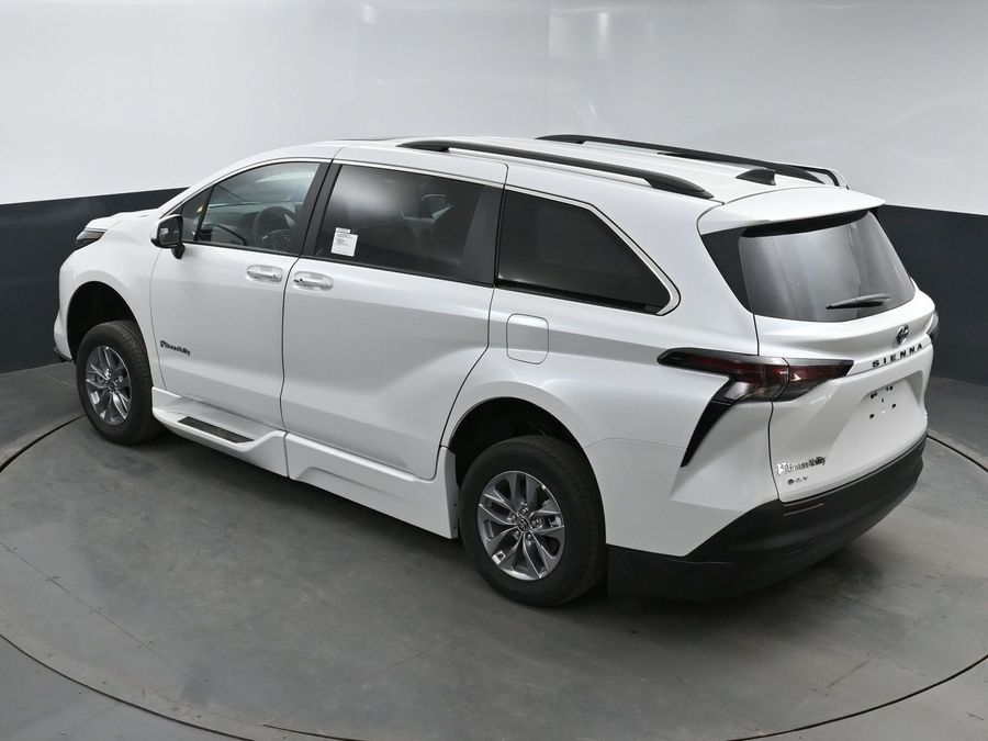 New 2025 Toyota Sienna Hybrid XLE Plus - BraunAbility Side Entry Entry In Floor Automatic Ramp