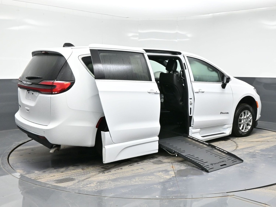 White Chrysler Pacifica image number 6