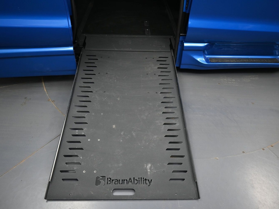 Blue Chrysler Pacifica image number 9