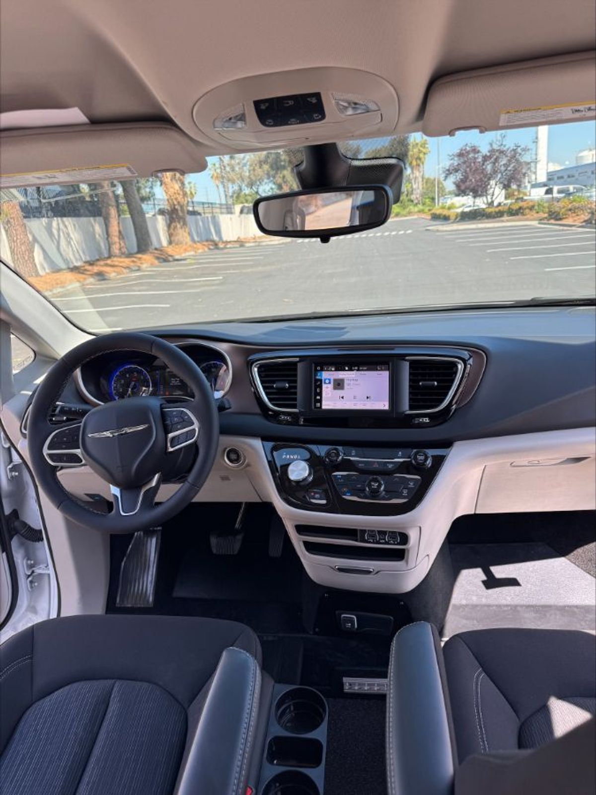 2024 CHRYSLER VOYAGER - Image 1