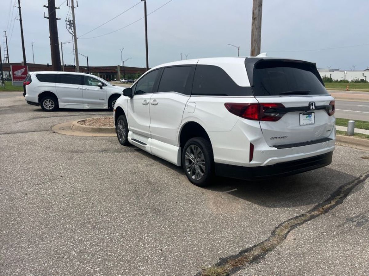 White Honda Odyssey image number 5