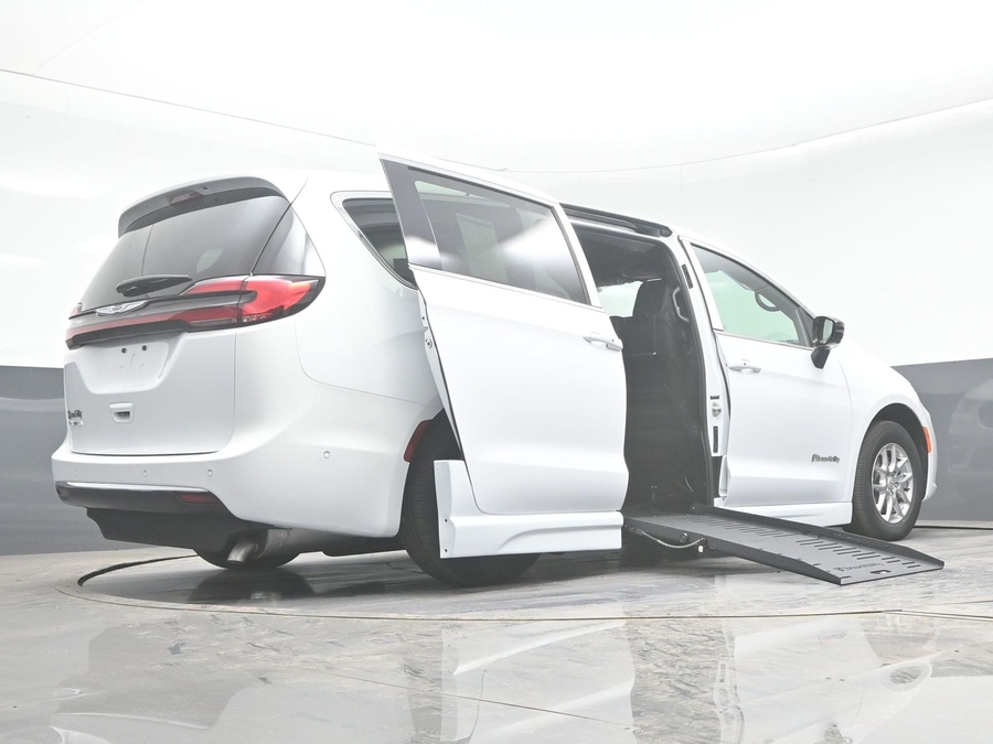 White Chrysler Pacifica image number 25