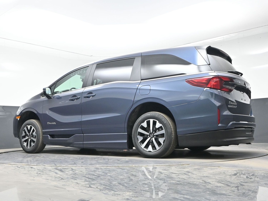 Blue Honda Odyssey image number 14
