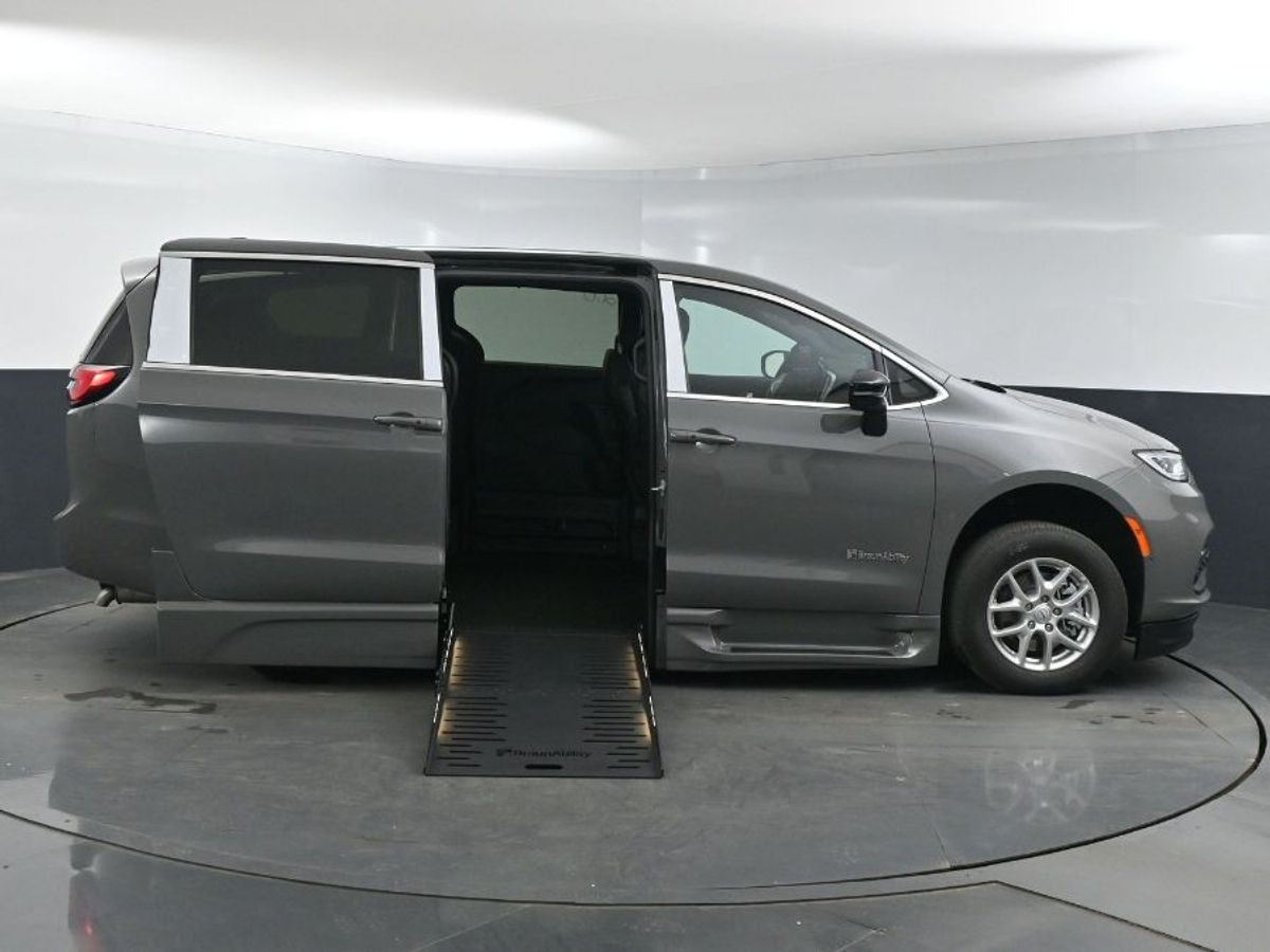 2025 CHRYSLER PACIFICA - Image 6