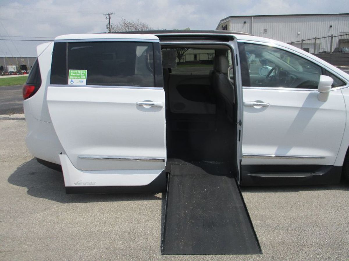 White Chrysler Pacifica image number 8