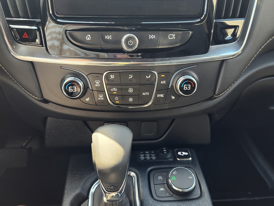 Blue Chevrolet Traverse image number 11