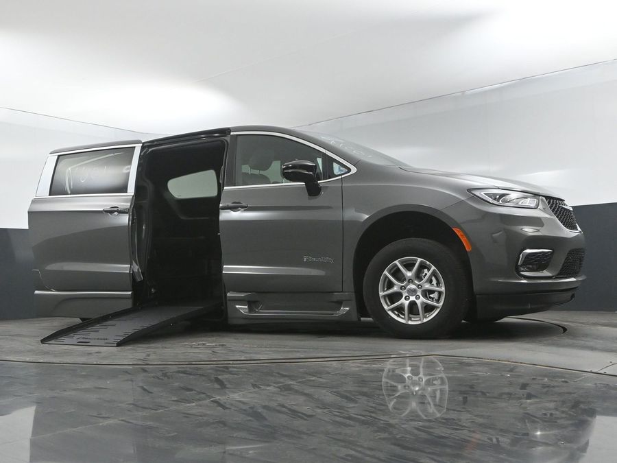 New 2025 Chrysler Pacifica Select Safety - BraunAbility Side Entry Entry Fold Out Automatic Ramp