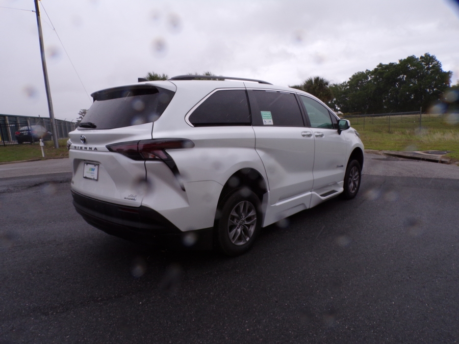 White Toyota Sienna image number 6
