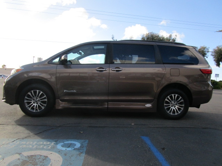 Used 2020 Toyota Sienna XLE Base - BraunAbility Side Entry Entry Fold Out Automatic Ramp