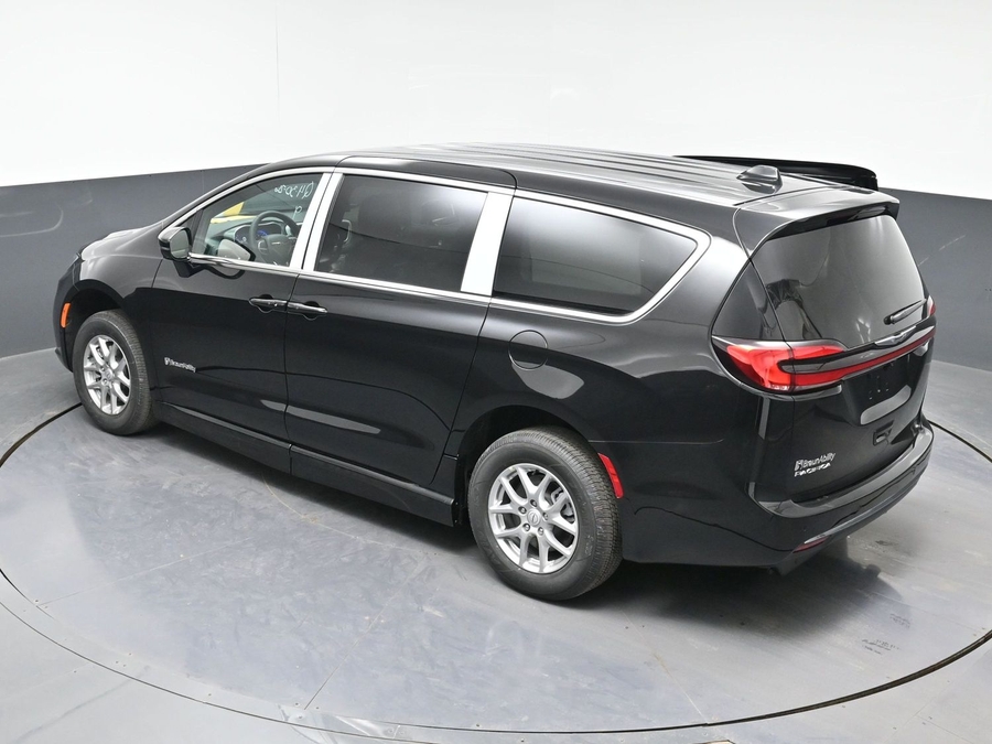 Black Chrysler Pacifica image number 10