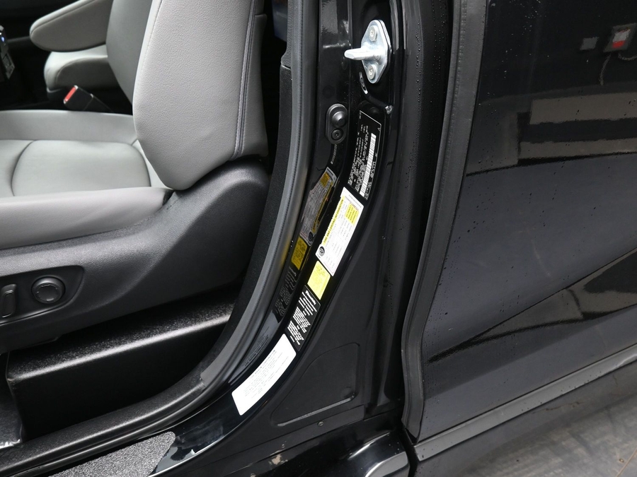 Black Toyota Sienna image number 16