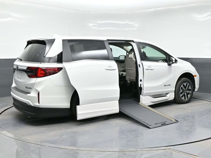 White Honda Odyssey image number 6