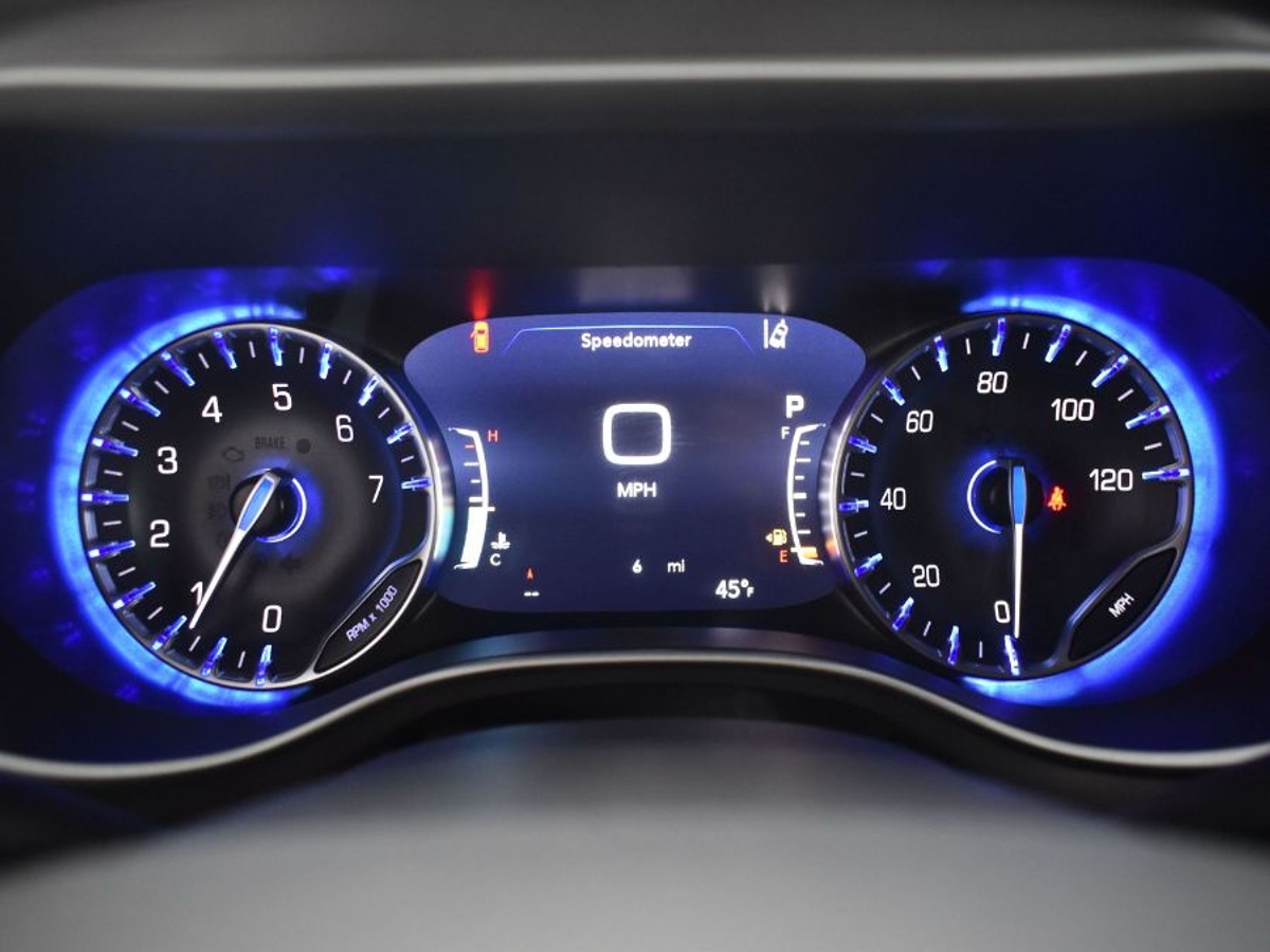 Black Chrysler Pacifica image number 15