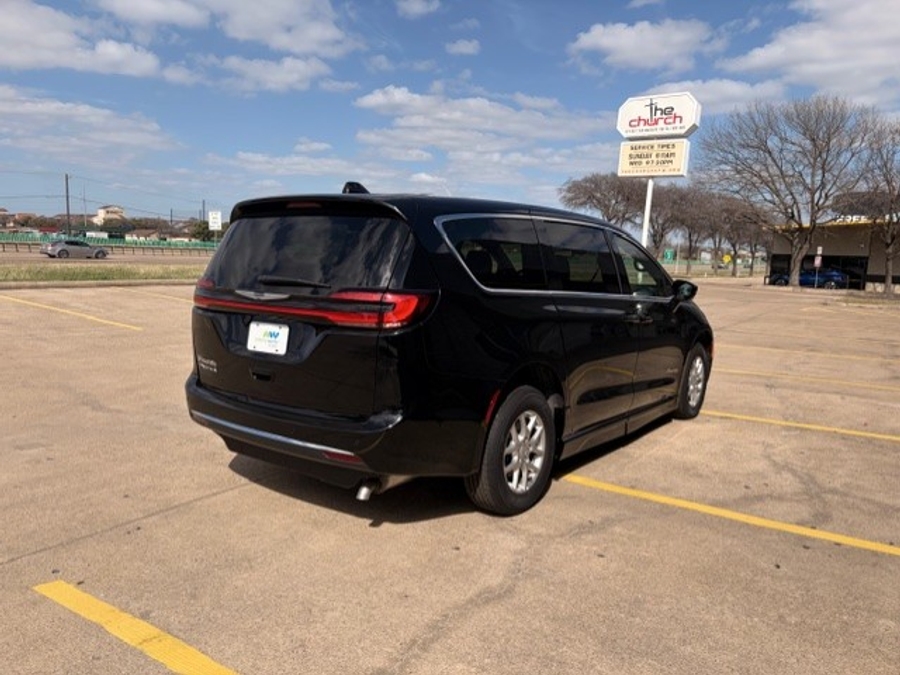 Black Chrysler Pacifica image number 14