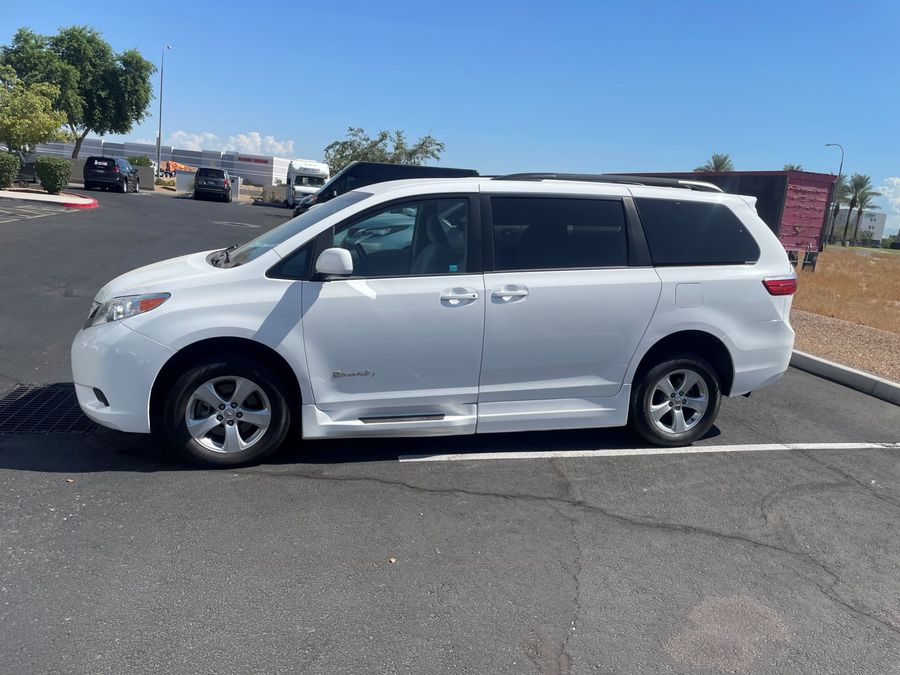 Used 2015 Toyota Sienna LE - BraunAbility Side Entry Entry Fold Out Automatic Ramp