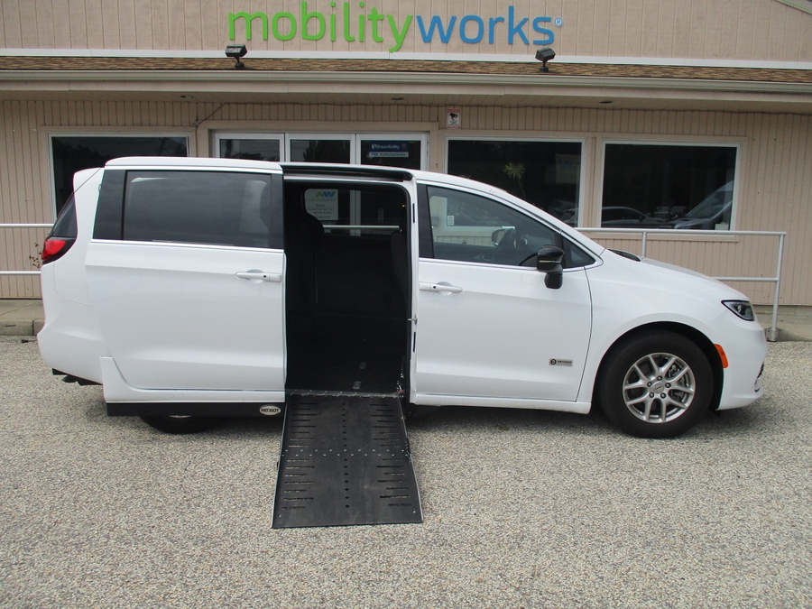 White Chrysler Pacifica image number 12