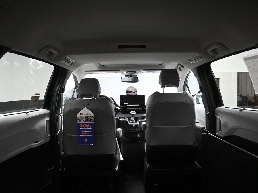 Imagen de la Toyota Sienna negra número 14