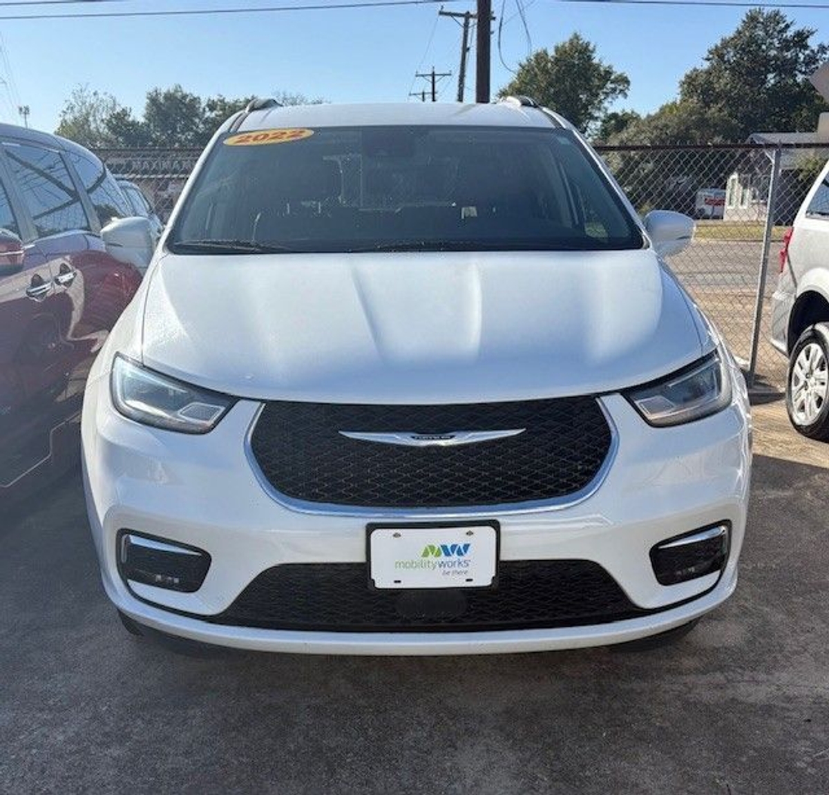 White Chrysler Pacifica image number 18