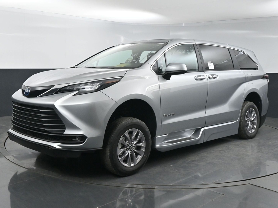 New 2025 Toyota Sienna Hybrid XLE Base - BraunAbility Side Entry Entry Fold Out Automatic Ramp