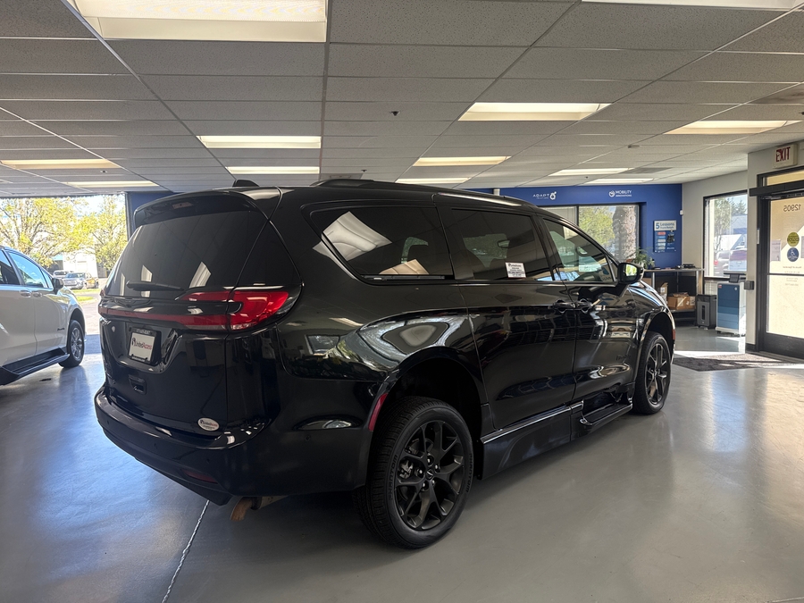 Used 2023 Chrysler Pacifica Touring L Sport - BraunAbility Side Entry Entry In Floor Automatic Ramp