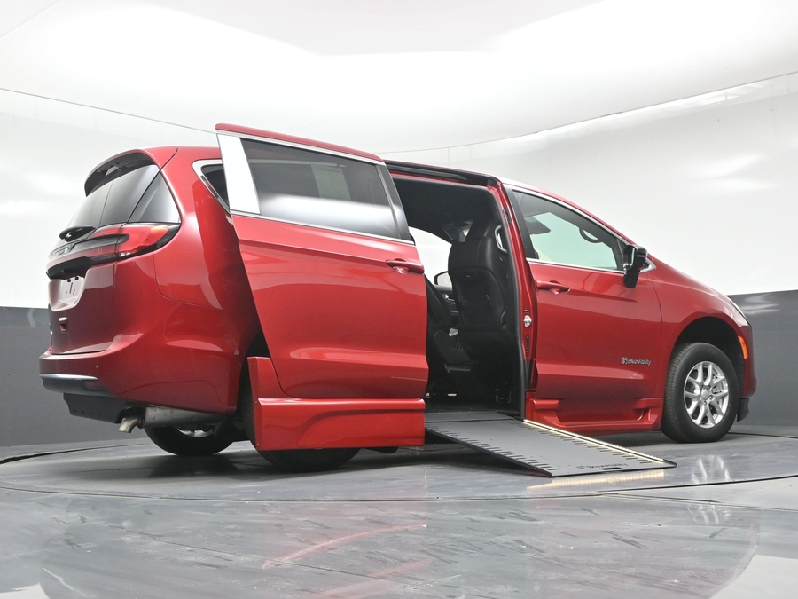 New 2027 Chrysler Pacifica Select Safety - BraunAbility Side Entry In Floor Automatic Ramp