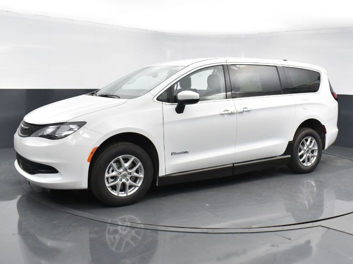 White Chrysler Voyager image number 8
