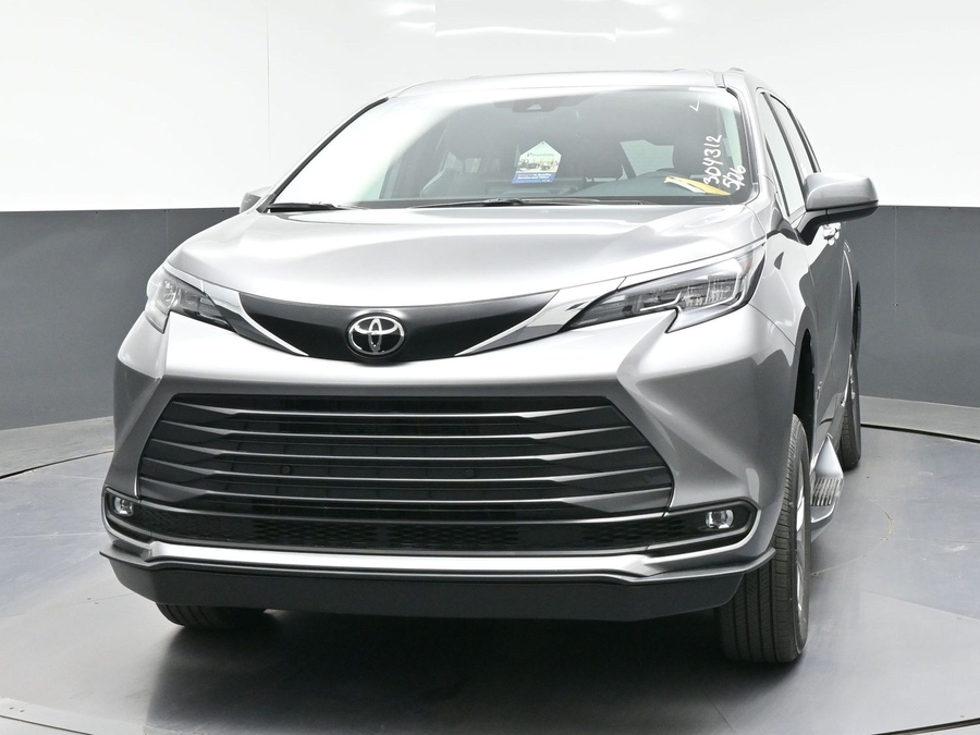 New 2026 Toyota Sienna Hybrid XLE Base - BraunAbility Side Entry Entry Fold Out Automatic Ramp