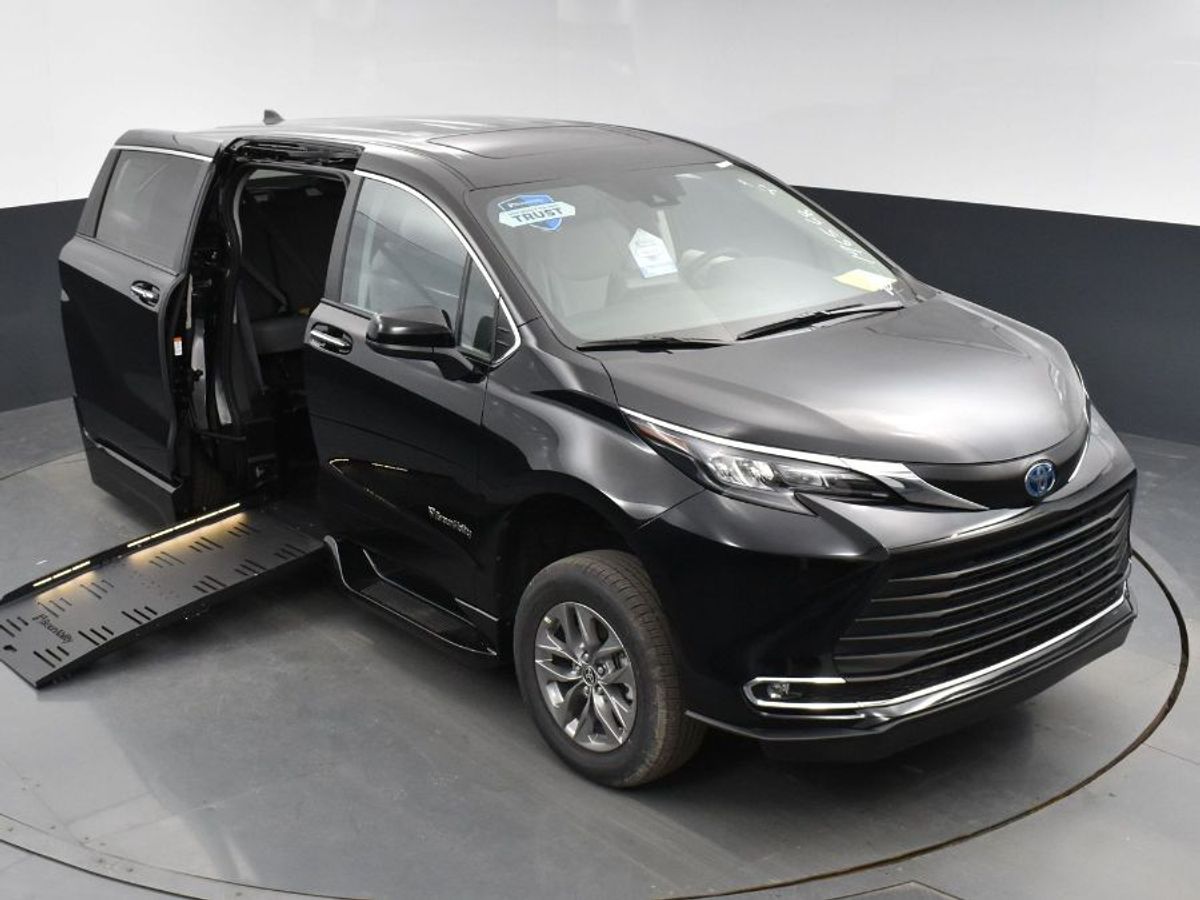 Black Toyota Sienna image number 13