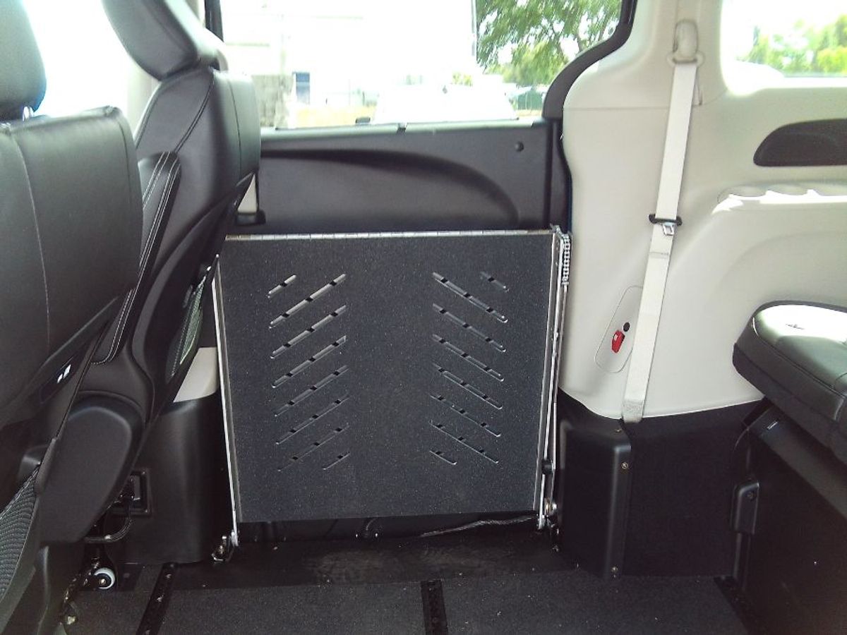 Blue Chrysler Pacifica image number 18