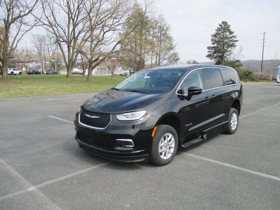 Black Chrysler Pacifica image number 1