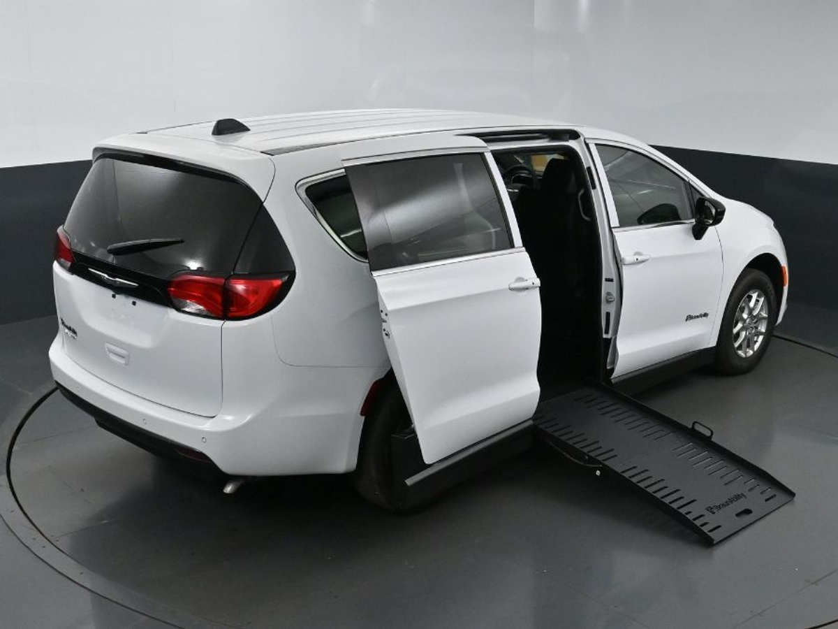 2025 CHRYSLER VOYAGER - Image 25