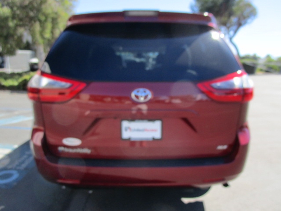 Used 2020 Toyota Sienna XLE - BraunAbility Side Entry Entry In Floor Automatic Ramp