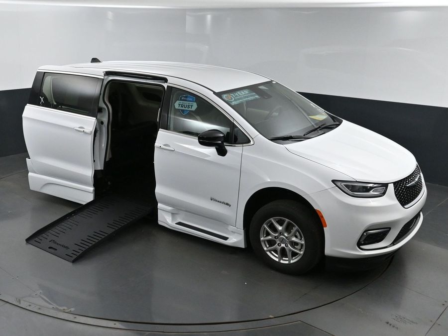 Used 2024 Chrysler Pacifica Touring L - BraunAbility Side Entry Entry Fold Out Automatic Ramp