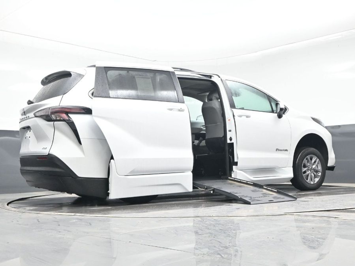 2025 TOYOTA SIENNA - Image 22