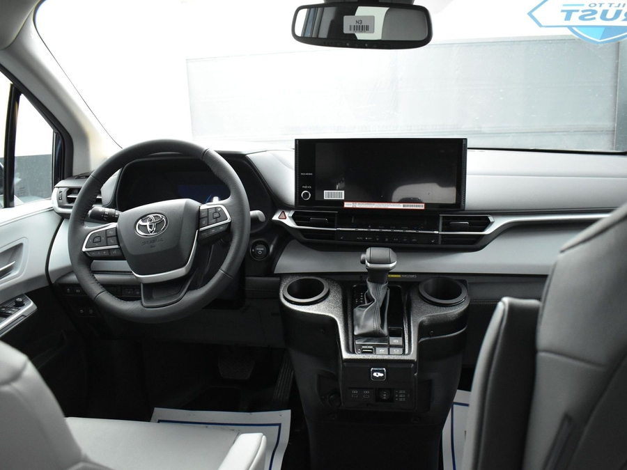 New 2026 Toyota Sienna Hybrid XLE Base - BraunAbility Side Entry Entry Fold Out Automatic Ramp