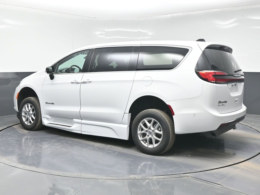 New 2025 Chrysler Pacifica Select Safety - BraunAbility Side Entry Entry In Floor Automatic Ramp