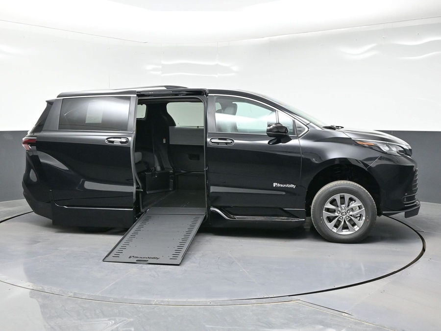 Black Toyota Sienna image number 1