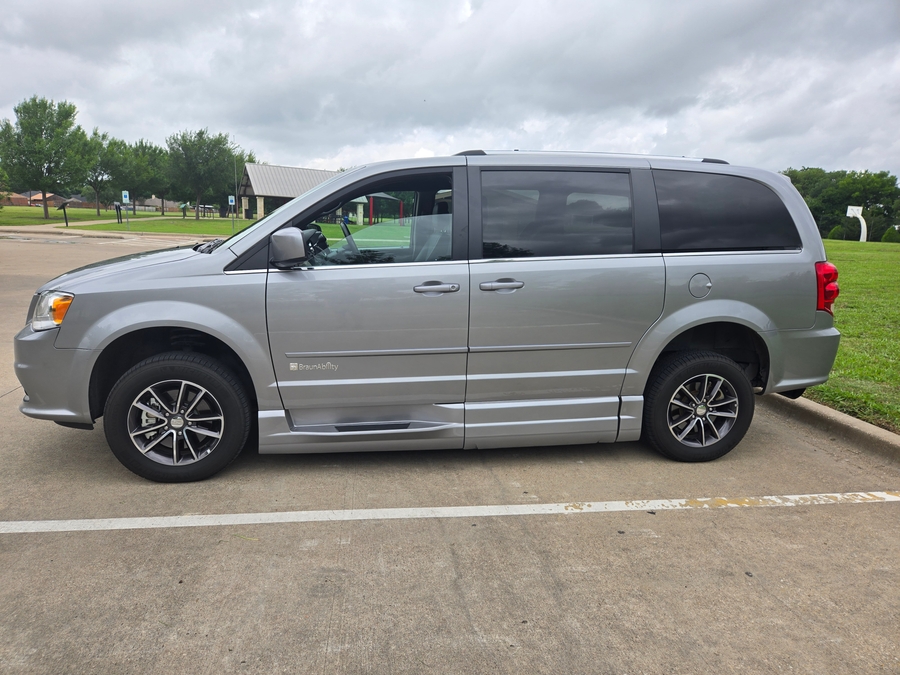 Used 2017 Dodge Grand Caravan SXT - BraunAbility Side Entry Entry In Floor Automatic Ramp