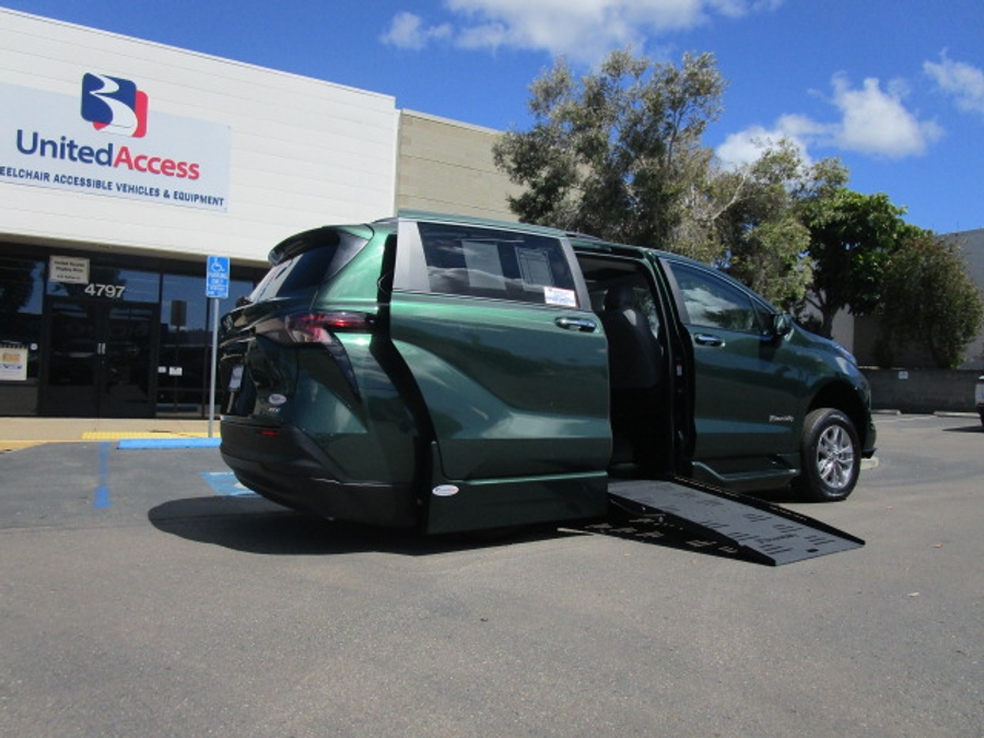New 2026 Toyota Sienna Hybrid XLE Base - BraunAbility Side Entry Entry Fold Out Automatic Ramp
