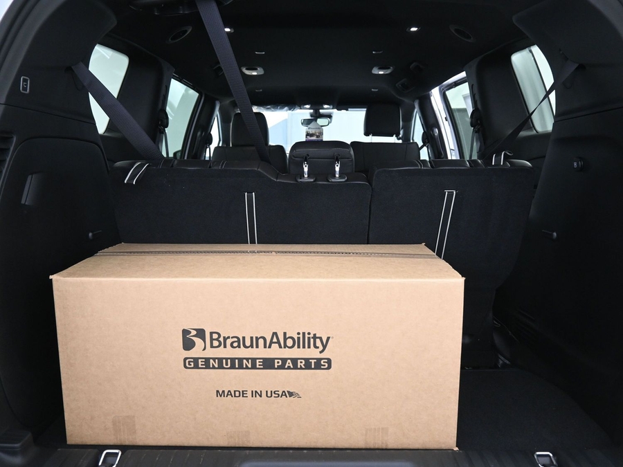 White Chrysler Pacifica image number 11