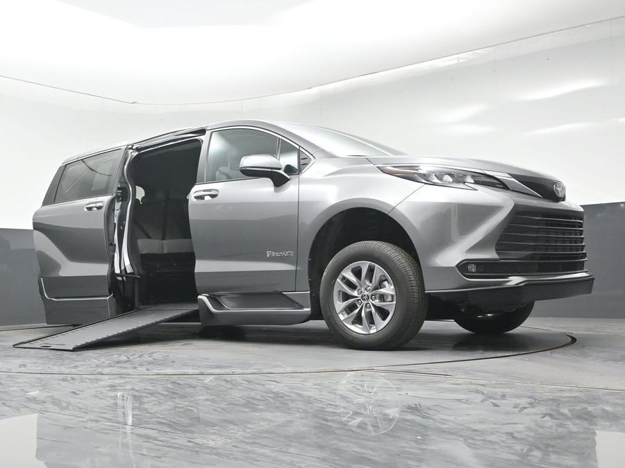 New 2026 Toyota Sienna Hybrid XLE Base - BraunAbility Side Entry In Floor Automatic Ramp