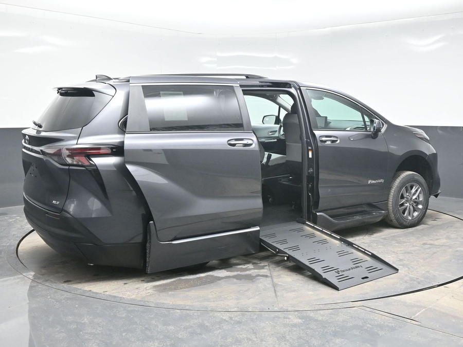 Grey Toyota Sienna image number 6