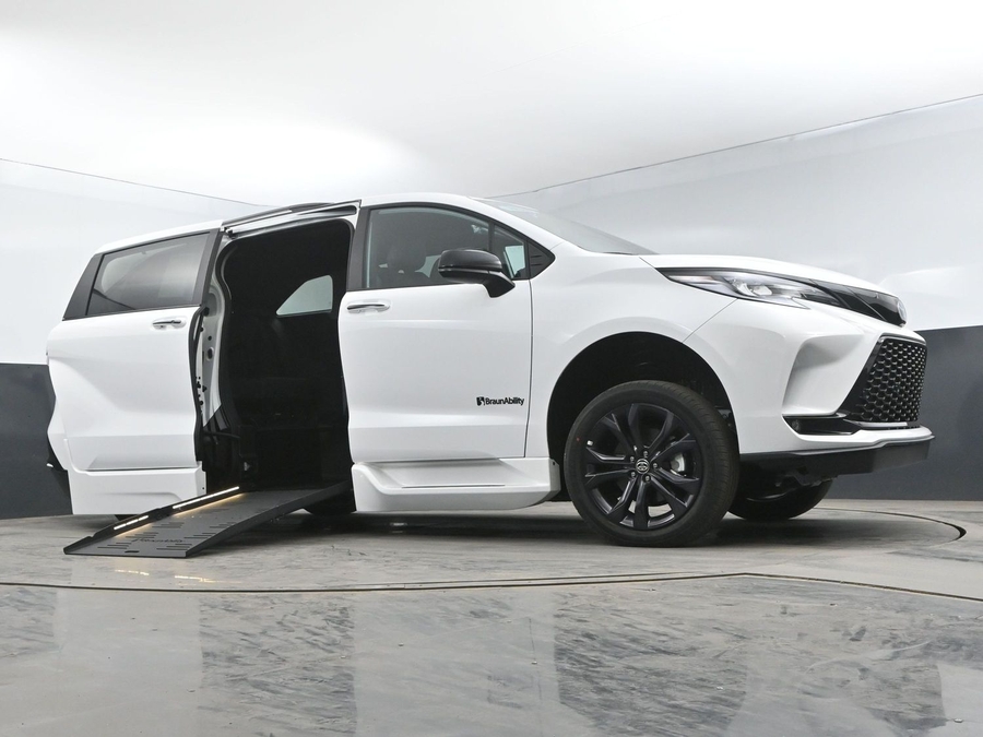New 2025 Toyota Sienna Hybrid LE - BraunAbility Side Entry Entry Fold Out Automatic Ramp