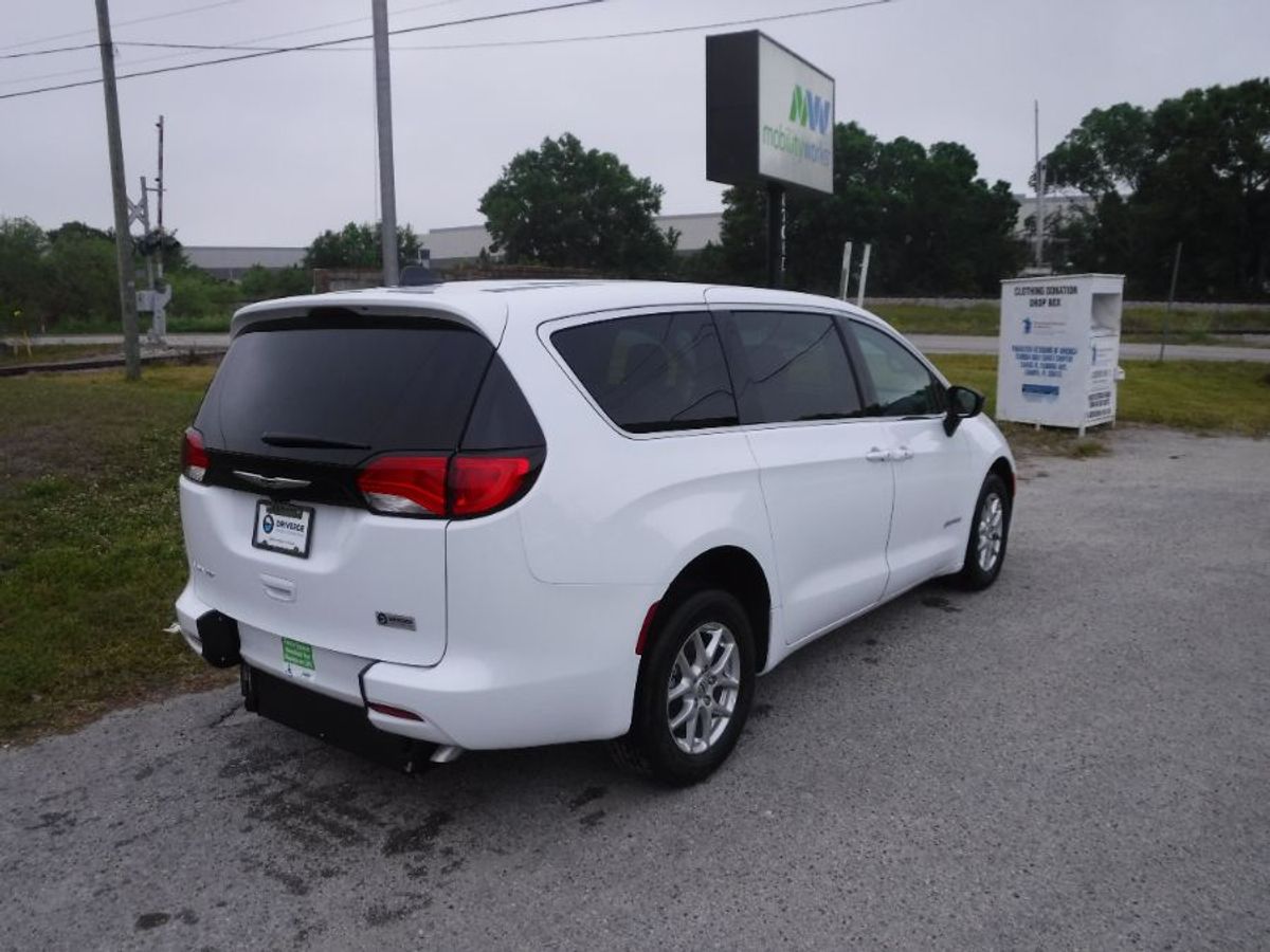 2024 CHRYSLER VOYAGER - Image 9