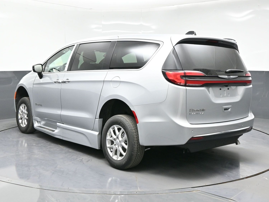 Silver Chrysler Pacifica image number 2