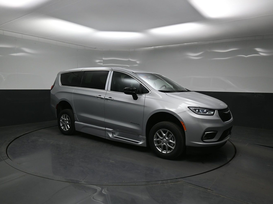 Silver Chrysler Pacifica image number 9