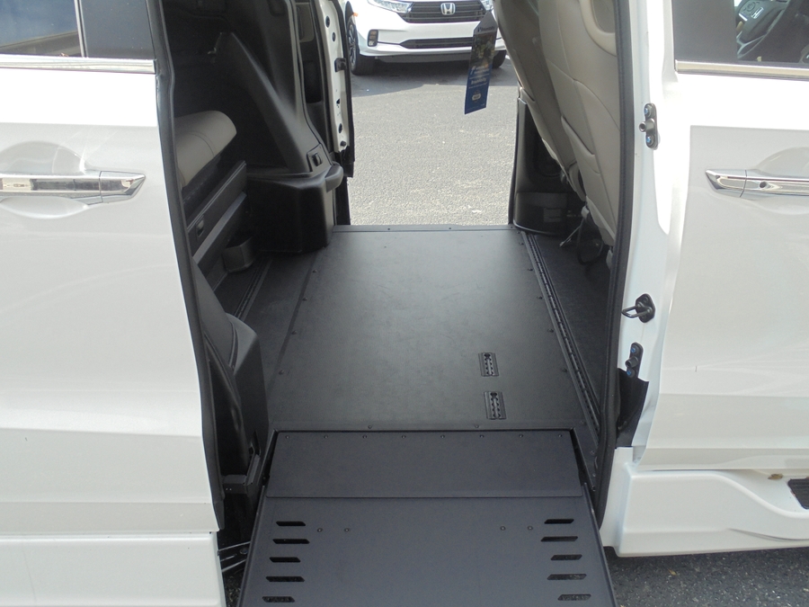 White Honda Odyssey image number 17